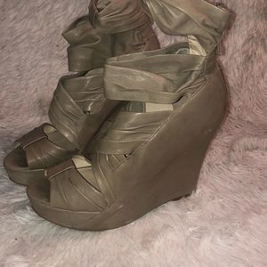 Boutique 9 widget badge sandals